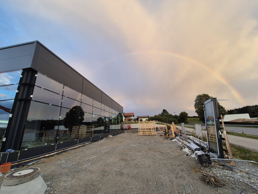 Pfosten-Riegel-Fassade für Autohaus Mercedes