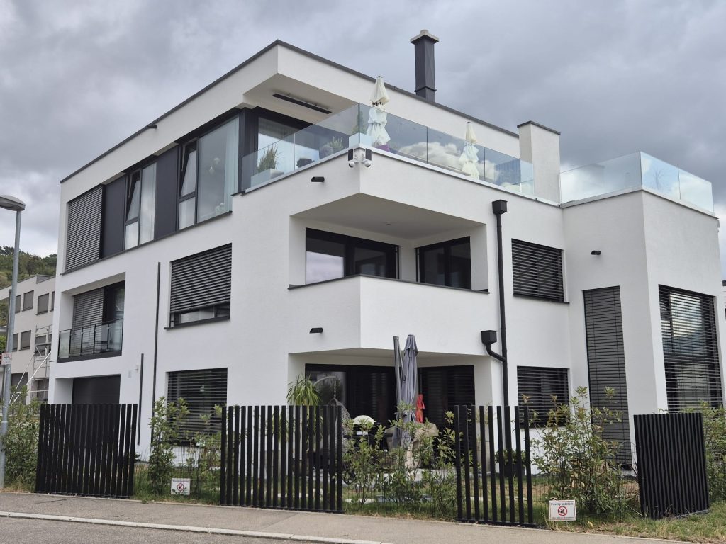 Alu Fenster mit Jalousien in Dettingen